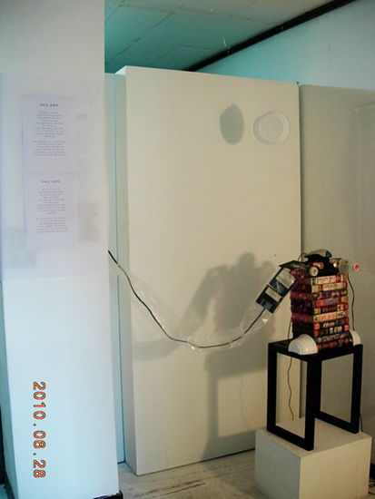 '아무도 모른다'. 지난 2010년 6월 29일 성노동자의 날을 맞아 일본에서 살해당한 한국인 성노동자 여성을 추모하며 진행되었던 <목소리 展> 중  설치작품 '아무도 모른다'