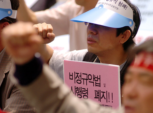 정부와 사용자들이 열어버린 판도라의 상자, 비정규악법